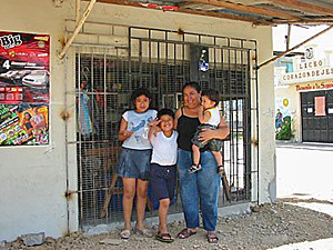 Carmen Rueda Paucar and her children 