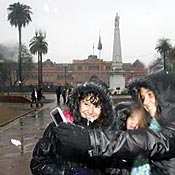 Girls take photos in the snow in Buenos Aires 