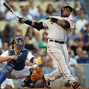 Barry Bonds works on breaking the home run record 