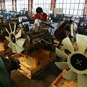 Chinese laborer makes heavy-duty equipment 