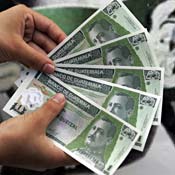 A handful of 1 Quetzal bills, Gutemalan currency 