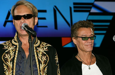 
                    Singer David Lee Roth (left) and guitar player Eddie Van Halen speak at the Van Halen press conference announcing their new tour.
                                            (Michael Buckner / Getty Images)
                                        