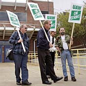 UAW members picket Chrysler plant 