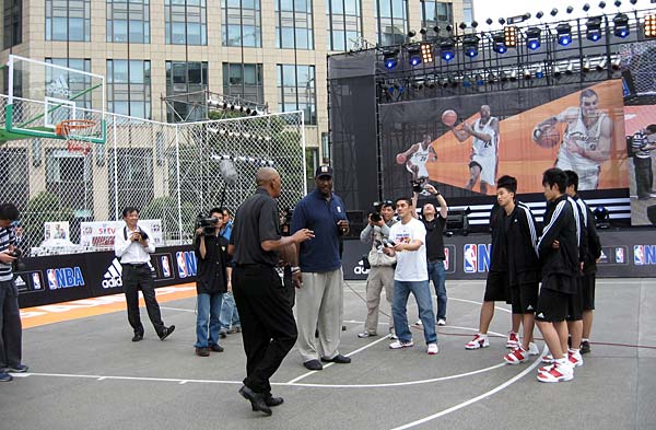 
                Former NBA superstar George Gervin runs a basketball clinic in Shanghai. 
                                    (Linda Lin)
                                