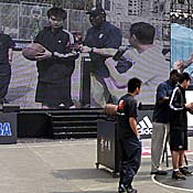 Former NBA superstar George Gervin runs a basketball clinic in Shanghai.