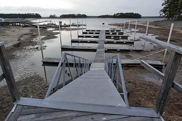 
                Low water levels at Kowaliga Marina prevent boats from tying up at the facility on Lake Martin in Kowaliga, Alabama. A severe drought as left piers high and dry, and many marina's are unable to launch boats because of low lake levels.
                                    (Dave Martin/Getty Images)
                                