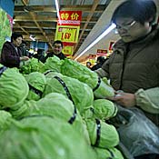 Customers pick vegetables in Chongqing market 