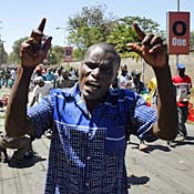 Kenya crowd ransacks market 