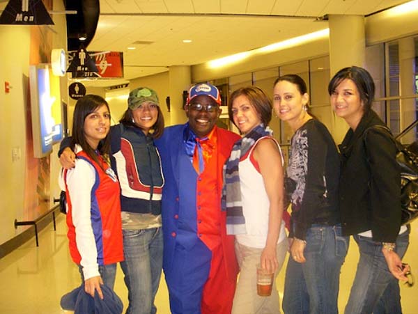 
                Clipper Darrell with fans
                                    (Clipper Darrell)
                                