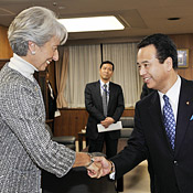 Finance ministers shake hands in Tokyo 