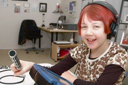 
                    Weekend America reporter Michael May lets Schuyler Rummel-Hudson test his microphone. Seven-year-old Schuyler has a a rare neurological disorder that makes her unable speak.
                                            (Robert Rummel-Hudson)
                                        
