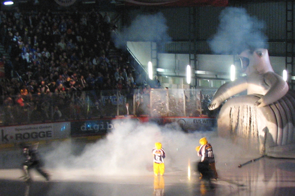 
                Every Eisbaeren (Polar Bears) game starts with the players emerging from a giant, inflatable polar bear.
                                    (Brett Neely/Naomi Kresge/Marketplace)
                                