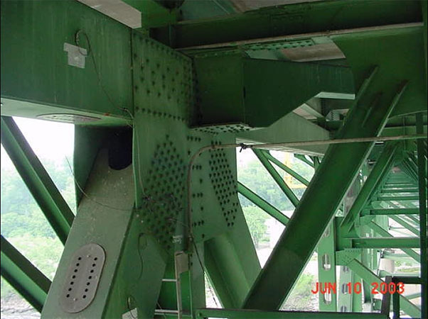 The bridge joint known as Node U10 West was slightly bent as early as 2003, when this photo was taken.