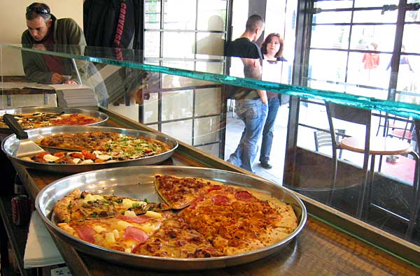 
                Chili Pizzeria in Jerusalem will be open on Passover.
                                    (Daniel Estrin)
                                