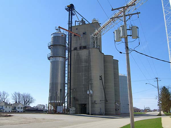 
                Farmers Elevator Co. in Manteno, Ill.
                                    (Adriene Hill)
                                