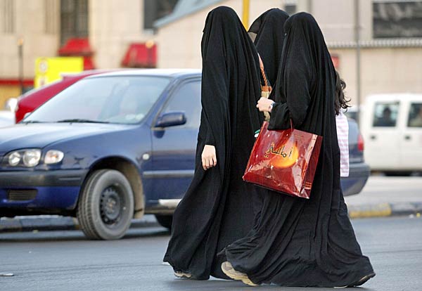 
                Saudi women walk from a shopping mall as they wait for their driver to pick them up in Riyadh.
                                    (Hassan  Ammar/AFP/Getty Images)
                                