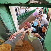 Pakistani women receive rice in Islamabad 