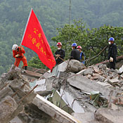 Chinese soldiers aid resuce effort 