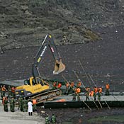 Soldiers work on Zipingpu Dam 