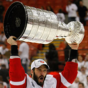 Red Wings' Andreas Lilja with Stanley Cup 