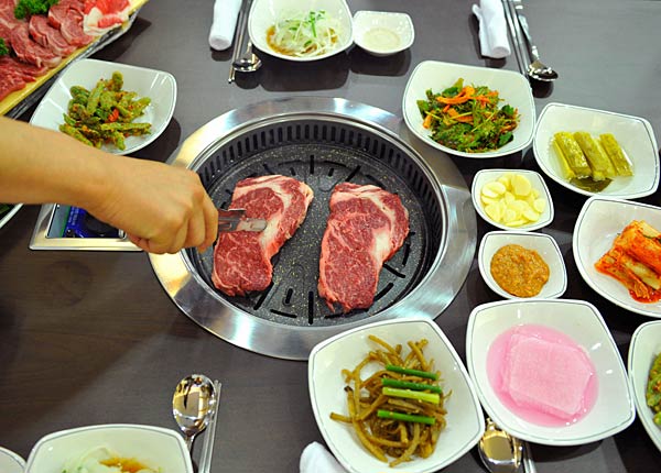 
                A South Korean cooks Korean beef at a restaurant in Seoul on June 20, when the United States and South Korea were "close" to reaching a "path forward" in their effort to salvage a controversial U.S. beef import deal after days of talks, a US trade spokeswoman said.
                                    (Kim Jae_Hwan/AFP/Getty Images)
                                