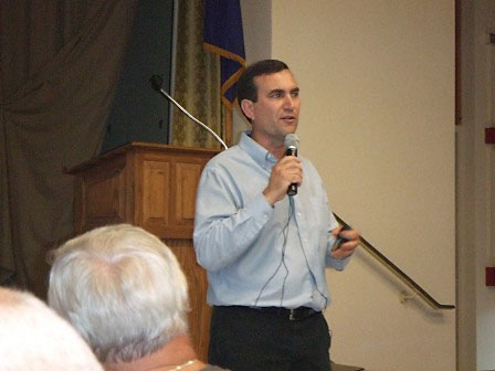 
                Penn State's Tom Murphy lectures at a seminar for landowners on negotiating good deals with energy companies looking to drill on their land.
                                    (Ann Murray)
                                