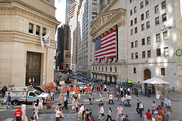 
                Pedestrians walk by the New York Stock Exchange in New York City.
                                    (Spencer Platt/Getty Images)
                                