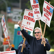Boeing machinist on strike 