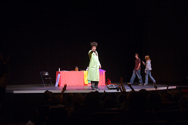 Paul Zaloom, aka Beakman, chooses members of the audience to participate during his live show.