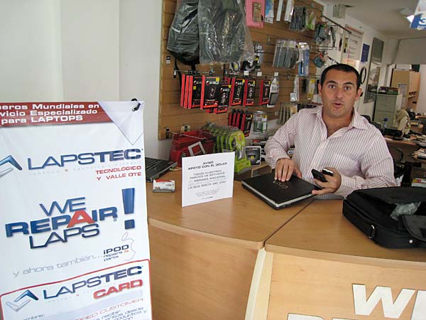 
                To woo back customers, Lapstec owner Miguel Rodriguez offers to charge them in dollars for parts, but in pesos for services, which lowers most repair bills.
                                    (Dan Grech /  Marketplace)
                                