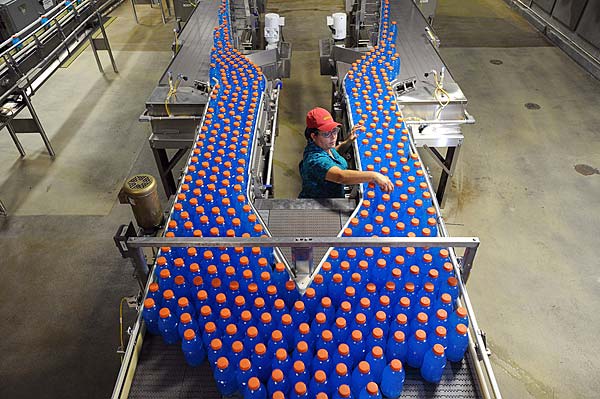 
                A woman works on the line at PepsiCo's Gatorade plant that uses dry lube technology in Dallas, Texas.
                                    (Ray Hand / PepsiCo)
                                