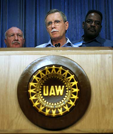 
                United Auto Workers President Ron Gettelfinger speaks at a press conference after holding an emergency meeting with union officials from around the country today in Detroit. The union was discussing how it could help the beleaguered Detroit auto companies.
                                    (Bill Pugliano / Getty Images)
                                