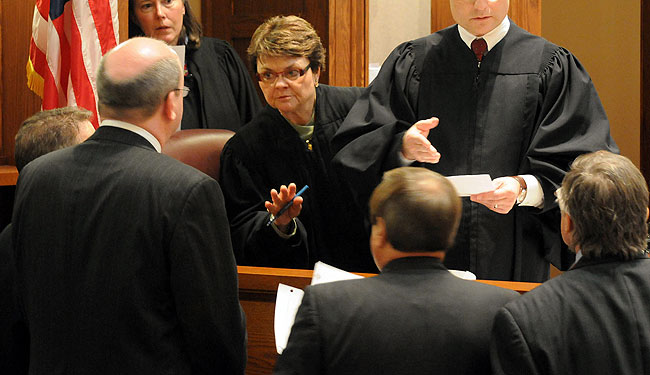 Judge Elizabeth Hayden (center) calls a bench hearing with attorneys for Al Franken and Norm Coleman during the U.S. Senate election trial at Minnesota Judicial Center in St. Paul, Minn.