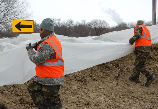 http://images.publicradio.org/content/2009/03/30/20090330_national_guard_troops_cover_the_dike_in_plastic_33.jpg