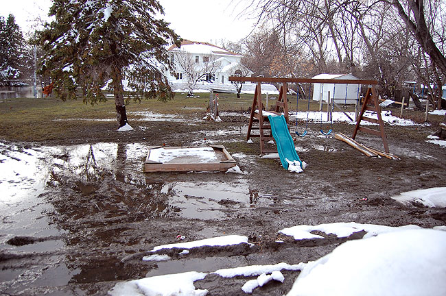 20090402_floodedyard_33.jpg