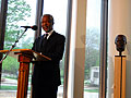 Kofi Annan standing with his statue