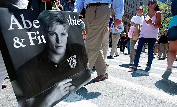 
                A shopper carries an Abercrombie & Fitch bag down Fifth Avenue in New York City on July 9, 2009. The retail clothing chain posted a 32 percent drop in same-sale stores in June.
                                    (Mario Tama/Getty Images)
                                