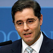 FCC Chairman Julius Genachowski speaks at Brookings Institution on improving broadband and mobile communications.