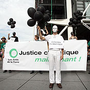 Environmentalists protest CO2 emissions 