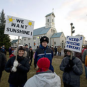 Icelanders demonstrate against the government 