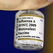 A nurse prepare the doses of H1N1 vaccine 