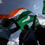 People wave the flags of Pakistan and India 