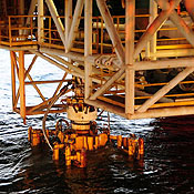 The damaged blow-out preventer is extracted.