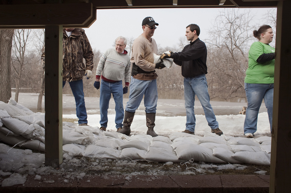Building sandbag dike