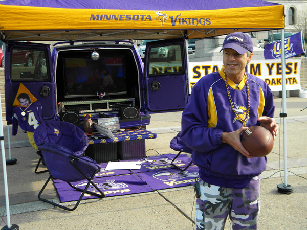 20110510_vikings-fan-capitol-vigil_33.jpg