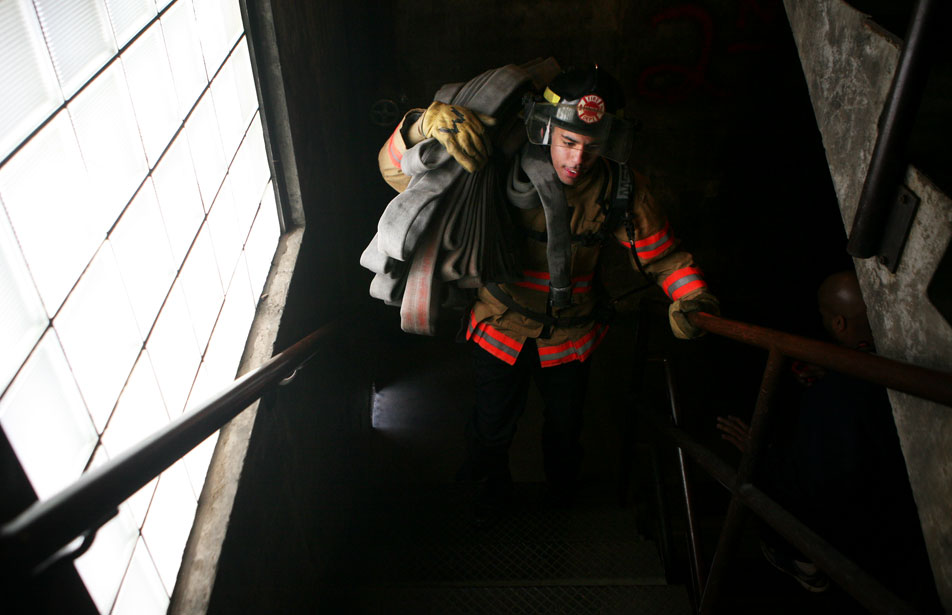 Carrying a hose bundle