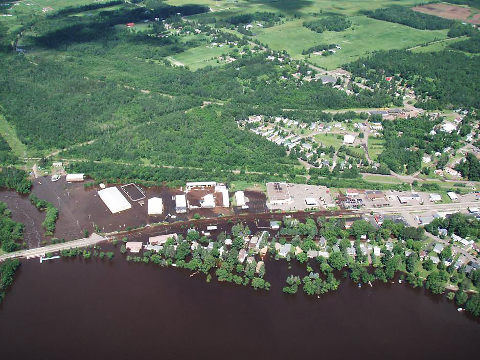 Photos Moose Lake residents fight rising flood waters Minnesota