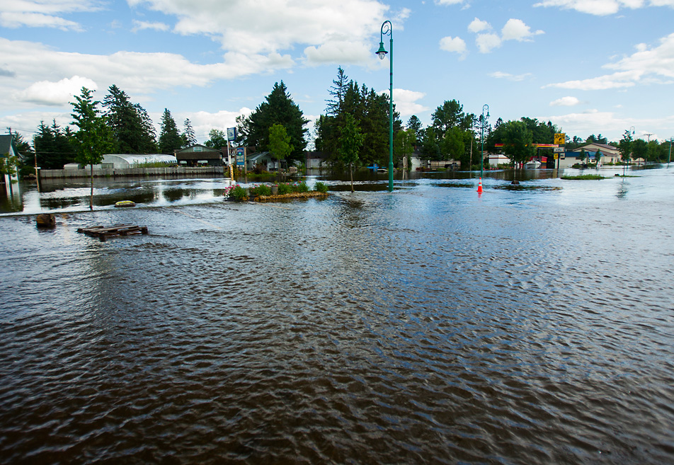Photos Moose Lake residents fight rising flood waters Minnesota
