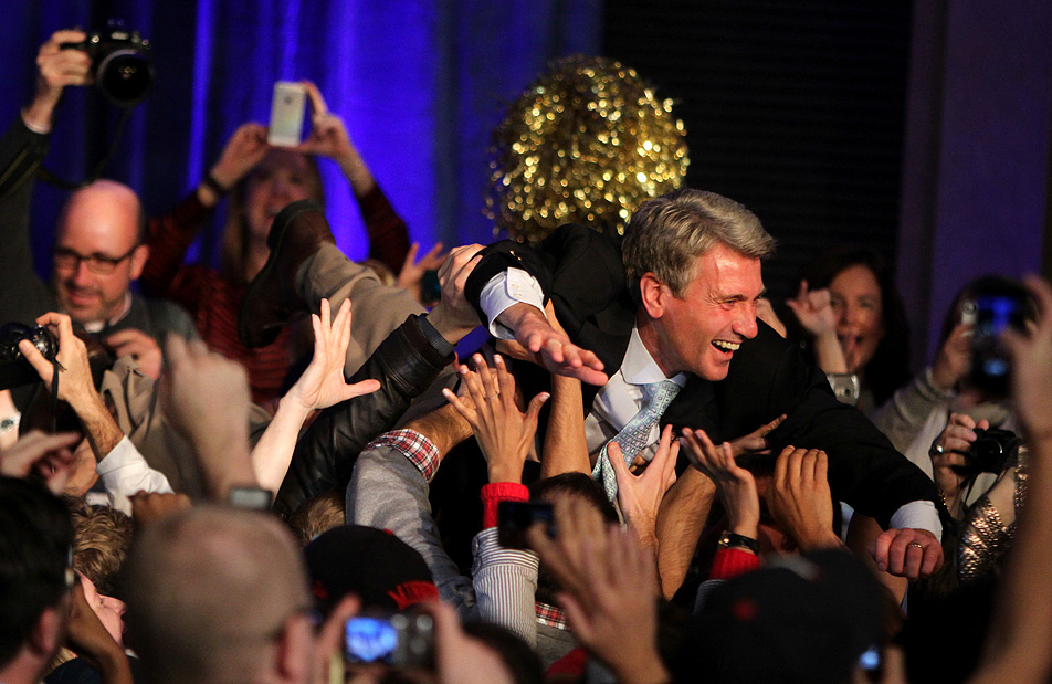 20121106_rybak-crowd-surfs_53.jpg