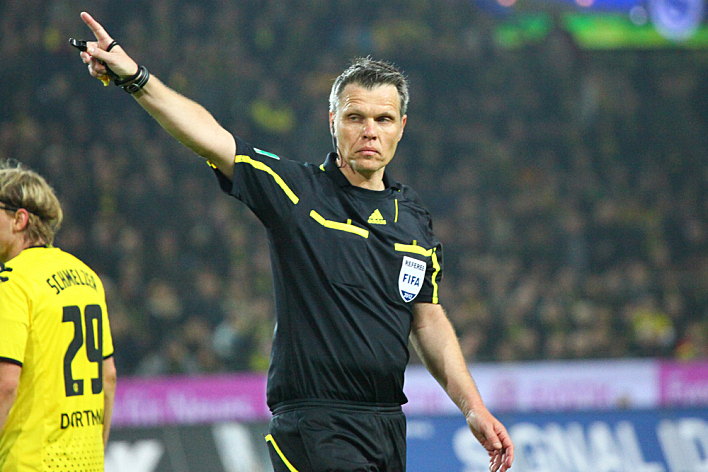 Referee Michael Weiner during a Bundesliga match between BVB Borussia Dortmund & VfB Stuttgart, final score 4 - 4, on March 30, 2012, in Dortmund, Germany. Referee Michael Weiner during a Bundesliga match between BVB Borussia Dortmund & VfB Stuttgart, final score 4 - 4, on March 30, 2012, in Dortmund, Germany.